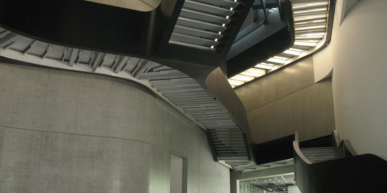 cantiere Maxxi Museo Nazionale delle Arti del XXI Secolo Roma Zaha Hadid corridoio scalinata rivestimento sotto scala illuminazione