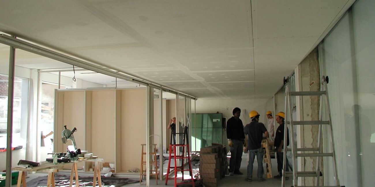 uomini squadra bazzea construction technology installazione rivestimenti interni in cartongesso termoisolato cantiere showroom armani